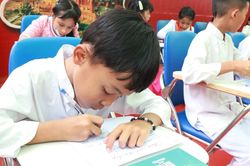 Giữ hồn chữ viết Chăm, lan tỏa giá trị văn hóa truyền thống