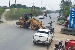 Lái máy xúc không có giấy phép gây tai nạn, hai người đàn ông bị khởi tố