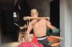 Chồng 62 tuổi làm nghề khuân vác chăm vợ ốm, 30 năm không rời xa