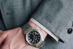 Casio sắp ra mắt đồng hồ G-Shock MRG-B2100D vỏ titanium với mặt số xanh