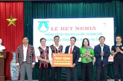 Trường THCS Trưng Vương (phường Hải Châu) kết nghĩa với Trường Phổ thông dân tộc bán trú Tiểu học và THCS Ch'Ơm (xã Hùng Sơn)