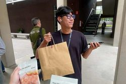 Chàng trai đi quanh trường đại học tặng kẹo cho người lạ chỉ vì một lý do