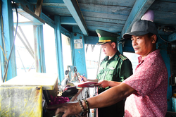 Hải đoàn Biên phòng 18 phát hiện, tạm giữ tàu chở dầu không rõ nguồn gốc