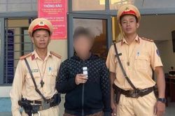 Phát hiện hành khách trên xe ô tô dương tính với ma túy