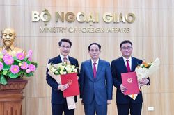Bộ trưởng Ngoại giao trao quyết định bổ nhiệm, điều động cán bộ quản lý