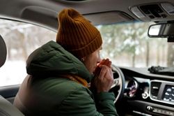 Những cách kỳ lạ và nguy hiểm tài xế từng dùng để sưởi ấm trước khi có máy sưởi