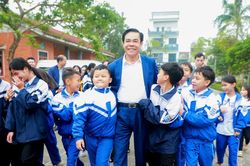 Chủ tịch UBND tỉnh Nghệ An Võ Trọng Hải thăm Làng trẻ em SOS Vinh và Trung tâm điều dưỡng thương binh