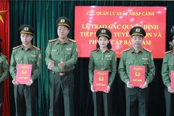 Trao quyết định phong cấp bậc hàm cho 61 viên chức, nhân viên an ninh hàng không