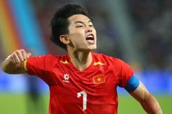 Nguyễn Đình Bắc và HLV Kim Sang Sik rực sáng tại giải tiêu biểu 2025