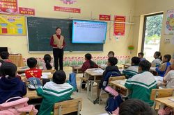 Tăng lương, tăng thêm động lực bám trường, bám bản của giáo viên vùng khó