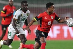 Christian Kofane lập siêu phẩm, Cameroon hạ Mozambique 2-1 để đi tiếp tại AFCON