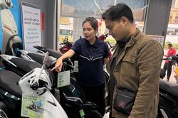 Thị trường xe máy năm 2026: Mua xe xăng hay điện?