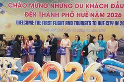 Huế chào đón du khách đầu tiên năm 2026 bằng đường hàng không, hàng hải