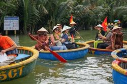 Đà Nẵng: Du khách hào hứng trải nghiệm rừng dừa bằng thúng chai