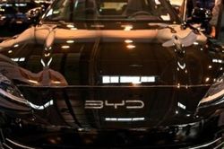 BYD của Trung Quốc sẵn sàng vượt Tesla về doanh số xe điện năm 2025