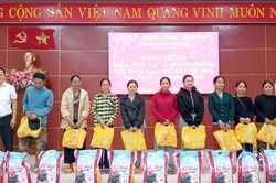 Xã Quế Sơn Trung tặng nhiều phần quà cho người dân xã Phước Chánh kết nghĩa