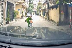 Kịp thời cứu trẻ nhỏ trước nguy cơ tai nạn giao thông ở Hà Nội