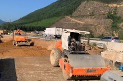Tết không nghỉ trên công trường mở rộng cao tốc La Sơn - Hòa Liên