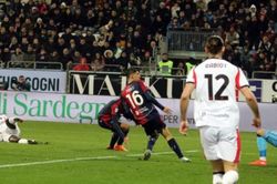 Rafael Leao tỏa sáng giúp AC Milan đánh bại Cagliari để chiếm ngôi đầu Serie A