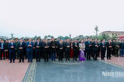 Ban Nội chính Trung ương dâng hương tưởng niệm Tổng Bí thư Trường Chinh và tặng quà các gia đình chính sách, hộ nghèo xã Xuân Hồng
