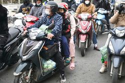 Chưa hết nghỉ Tết Dương lịch, người dân lỉnh kỉnh đồ đạc, ùn ùn trở lại Thủ đô