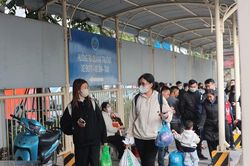 Kết thúc kỳ nghỉ, dòng người ùn ùn trở lại Hà Nội sau Tết Dương lịch