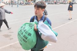 Ngày cuối nghỉ Tết Dương lịch, người dân lỉnh kỉnh bê quà quê trở lại Hà Nội