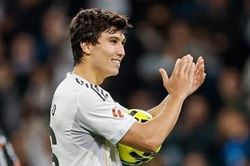 Lập hat-trick hoàn hảo, tiền đạo trẻ Real Madrid đi vào lịch sử