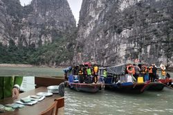 Triệt phá 'sới bạc' trên biển, thu hơn 400 triệu đồng, bắt và tạm giữ 30 đối tượng