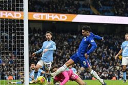 Enzo Fernandez tỏa sáng phút 90+4 giúp Chelsea cầm hòa Man City tại Etihad