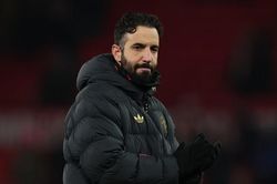 Manchester United sa thải Ruben Amorim sau bê bối 'vạch áo cho người xem lưng'