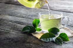 Uống trà xanh tác động đến huyết áp ra sao?
