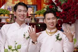 Hai chàng trai làm đám cưới, gia đình nấu 100 mâm cỗ, tặng vàng, sổ đỏ