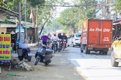Đường Phượng Hoàng Trung Đô nhếch nhác do thi công kéo dài