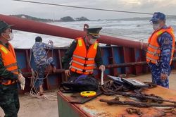 Vùng Cảnh sát biển 2 kiểm tra, xác minh tàu cá Trung Quốc trôi dạt, mắc cạn tại vùng biển Quảng Ngãi