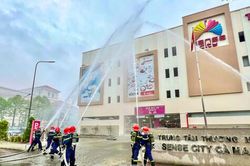 Diễn tập chữa cháy tại trung tâm thương mại