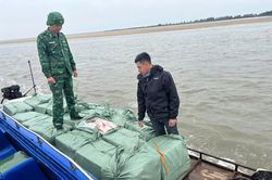 Biên phòng Quảng Ninh thu giữ hơn tấn thịt vịt đông lạnh không rõ nguồn gốc trên biển