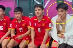 Đình Bắc 'không rời tay' khỏi quả táo