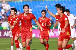 Chủ tịch VFF Trần Quốc Tuấn chúc mừng U23 Việt Nam sau chiến thắng trước Jordan