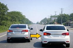 Xe trước có tín hiệu rẽ trái thì có được vượt về bên phải không?