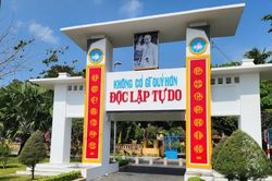 Côn Đảo: Cung đường phượt xe máy ngắm hoa anh đào và săn máy bay tại Bãi Đầm Trầu