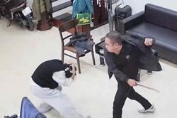 Tạm giữ hình sự người chồng cầm dao xông vào tiệm tóc truy sát vợ và con gái ở Bắc Ninh