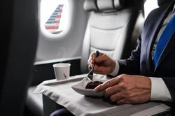 United Airlines bị chê bữa ăn hạng nhất như thịt in 3D: Khi dịch vụ cao cấp gây thất vọng
