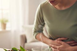Người đau dạ dày có nên uống trà xanh không?