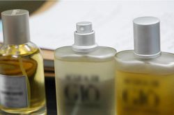 Cặp vợ chồng tại Cần Thơ lập doanh nghiệp sản xuất nước hoa nhái thương hiệu Dior, Chanel