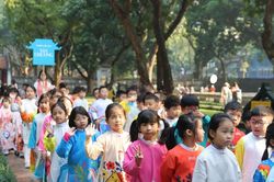 Gần 1.000 học sinh tham gia diễu hành kỷ niệm 950 năm Văn Miếu-Quốc Tử Giám