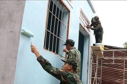 Bộ đội bám núi, vượt sông dựng nhà mới cho bà con vùng lũ