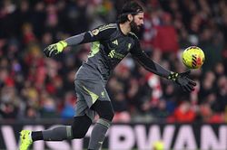 Arsenal vs Liverpool: Alisson vững chãi, Milos Kerkez khóa chặt Bukayo Saka tại Emirates