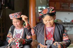 Phụ nữ Dao Đá Bàn 2 truyền dạy nghề thêu