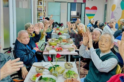 Tết ấm ở viện dưỡng lão